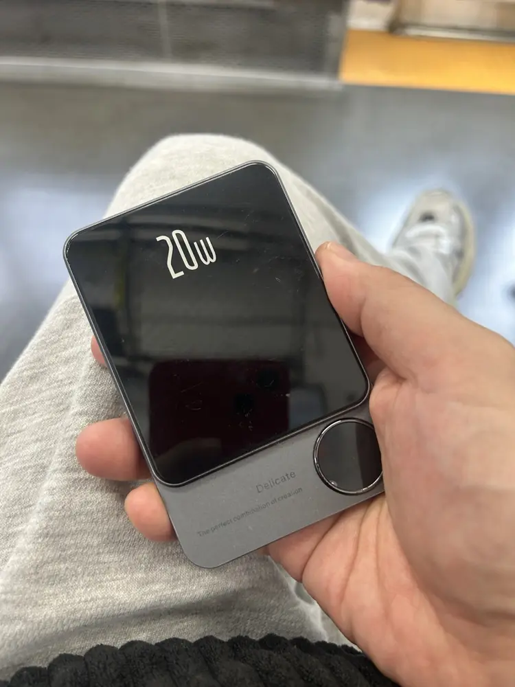 筆者が実際に使用している20W対応モバイルバッテリー