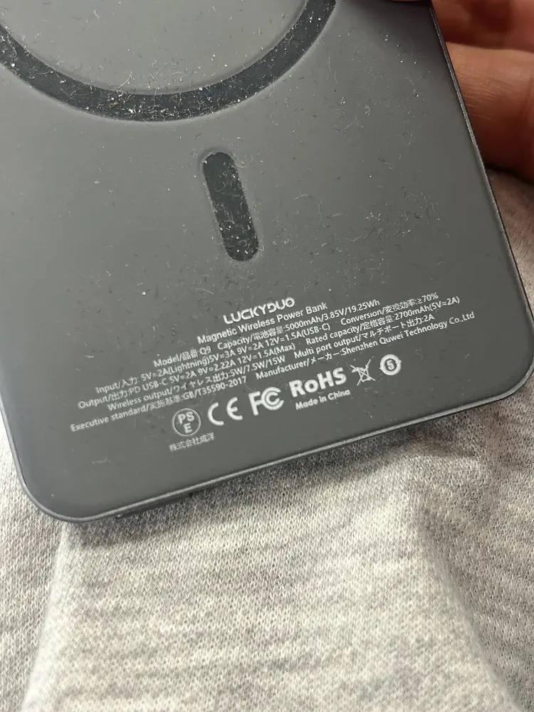 モバイルバッテリー本体に表示された5000mAh・3.85V・19.25Whの容量表記